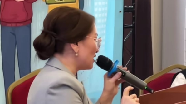 "Мұғалімнің киімін қойып, енді шашына жармасу басталған ба?" дескен жұрт Сая Абдуғаниды сөзбен талап жатыр