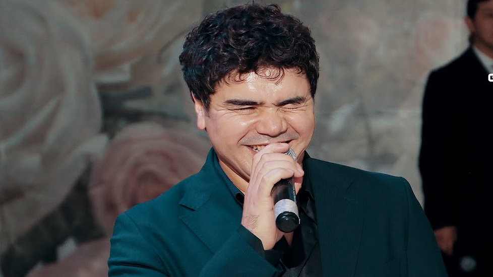 "Түнде гейсің": Әнші Кенжебек Жанәбілов масқара болып, сынға қалды