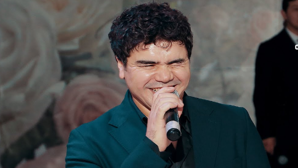 "Түнде гейсің": Әнші Кенжебек Жанәбілов масқара болып, сынға қалды