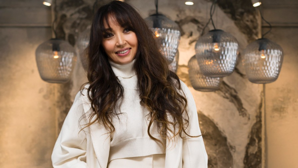 Олжас Сүлейменовтің қызы сымбаты келіскен жігітке сүйсініп, назарға түсті