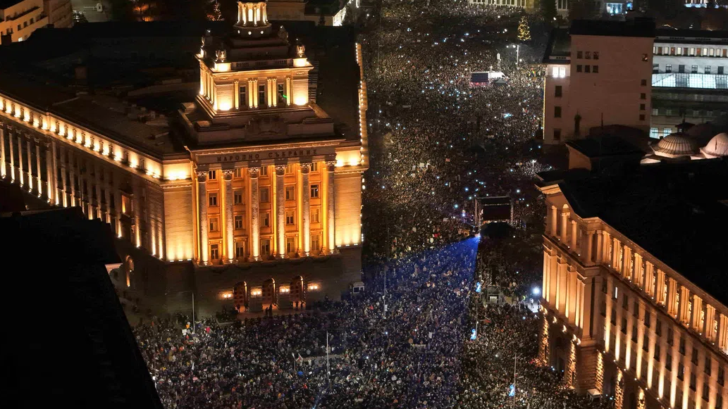 Премьер-министр мен үкімет отставкаға кетті: Жемқорлығы әшкереленген шенеуніктер орындарын босатты