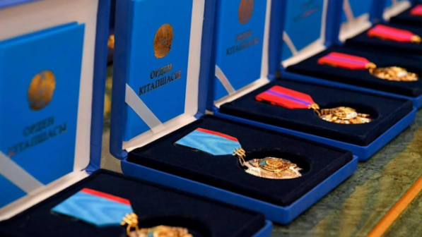 Танымал әзілкеш мемлекеттік марапаттың қаншаға сатылатынын жайып салды