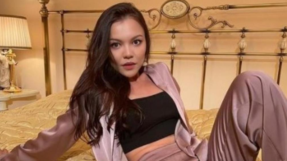 Баян Мақсатқызының келіні жалаңаштанып, ел алдына шықты