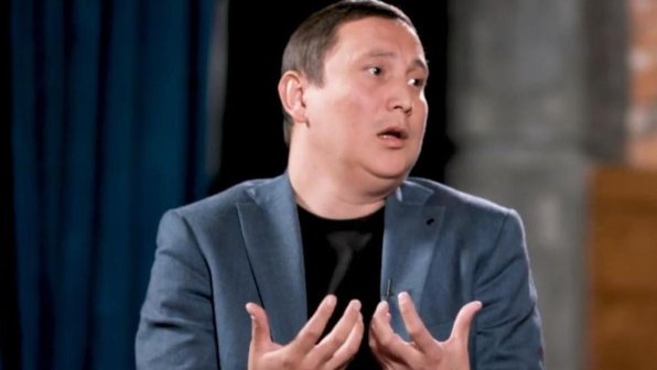 "Қатыннан таяқ жеді": Әзілкеш Қайрат Әділгерейдің масқарасы шықты