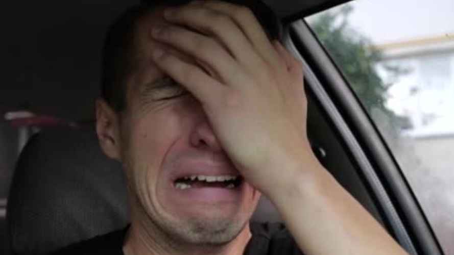 "Әкемнің кесірінен гей болдым" деген жігіттің жан айқайы жүректі ауыртты