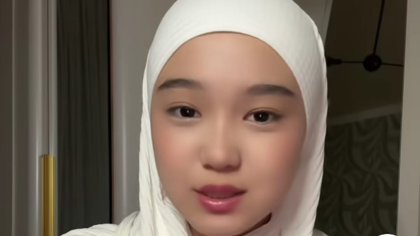 "Маған "наплевать"!" деп шайнаңдаған хиджабты қыз жұртқа "жегізіп жатыр"