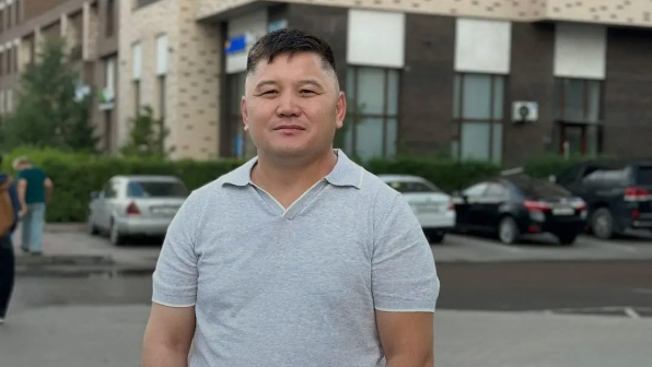 "Көк туды көлігіне ілу патриотизм емес" деген журналисті жұрт сөзбен талап жатыр