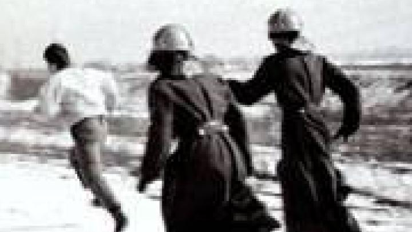 Желтоқсан-1986: Бес қызды ұстап берген әйелдің фотосы жұртты шулатты