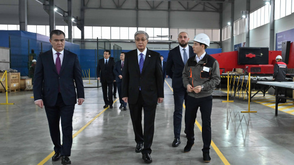 Тоқаев крандар шығаратын зауыттың жұмысымен танысты