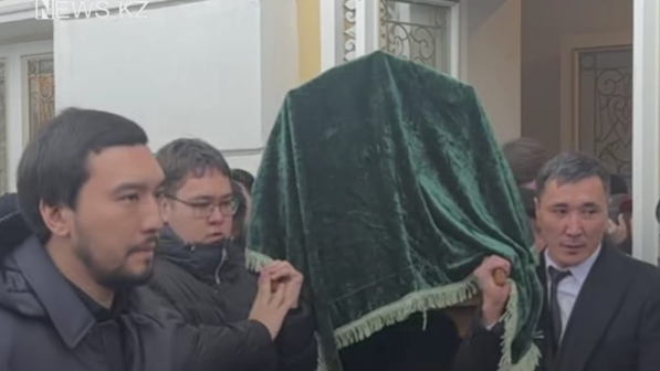 "Басынан бір тепсе": Асанәлі Әшімовтің жаназасындағы біртүрлі жағдайлар жаға ұстатты
