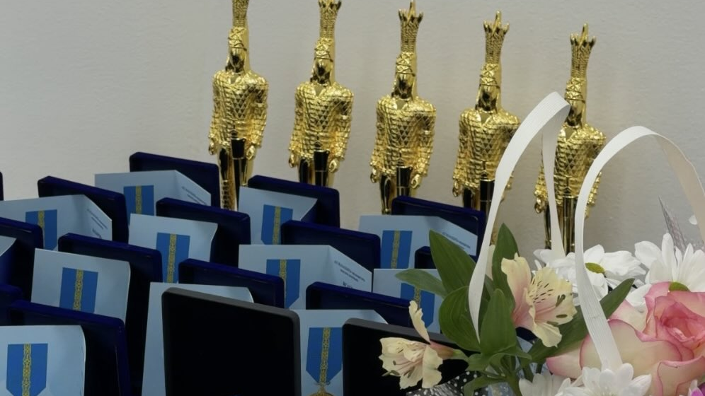 Сұмдық бизнес: Марапаттар ыстық бәліштей сатылып жатыр