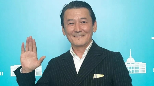 Қыдырәлі Болманов қуанышты хабарын жар сала жеткізіп, сүйінші сұрады