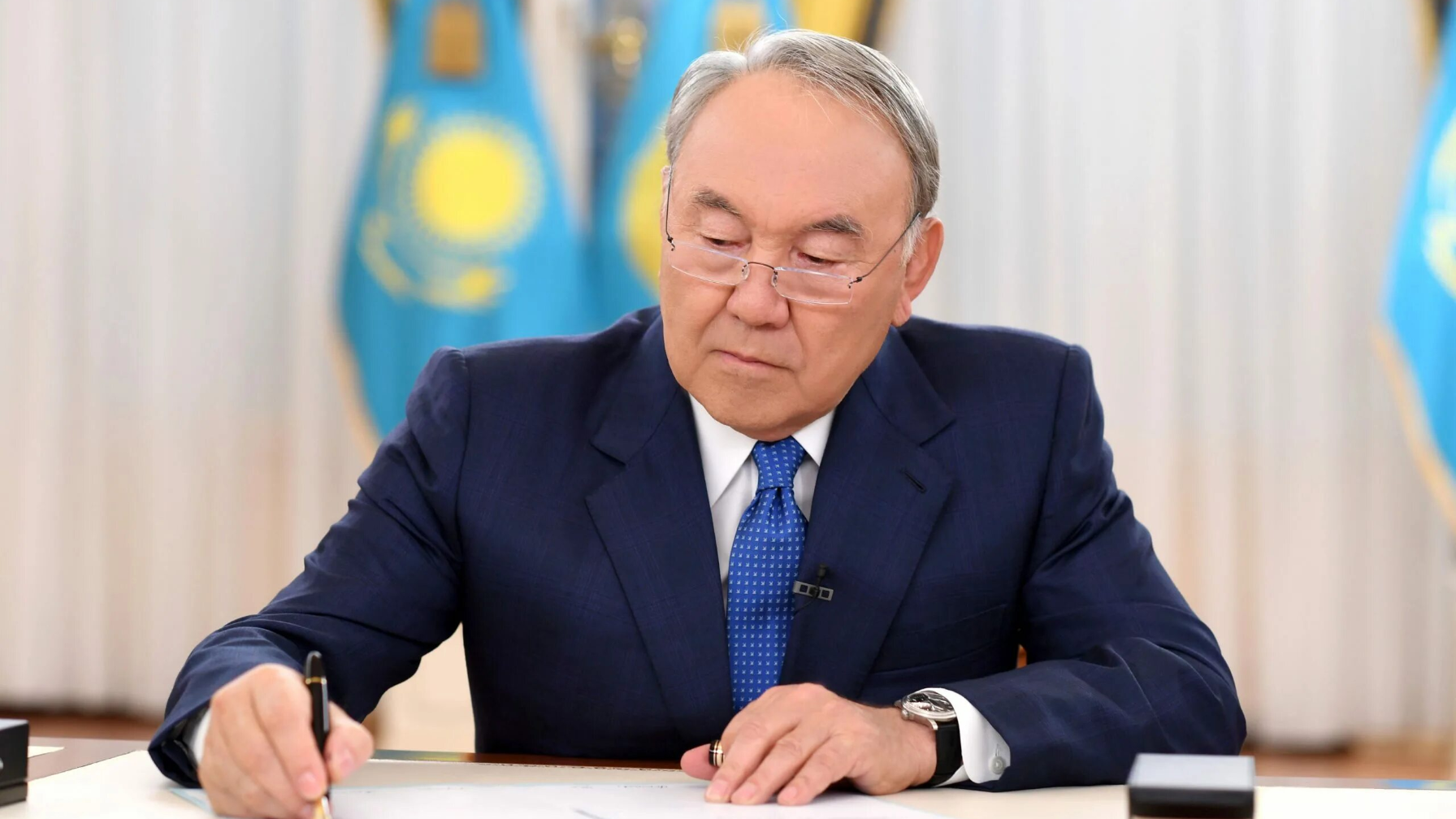Назарбаев қол қойған келісімдер: Мәжілісте «ескі папкілердың» беті ашылмақ