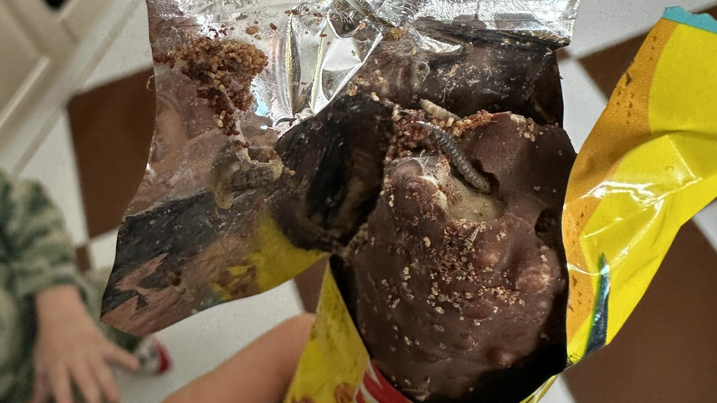 "ҚТЖ берген сыйлықтан құрт шықты" деген әйел ренішін білдірді