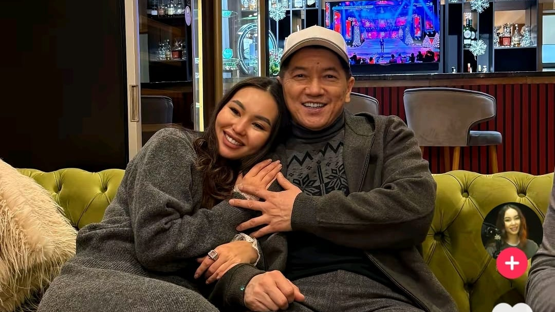 Әнші Сәкеннің жас қызбен құшақтасқан суреті тарап кетті