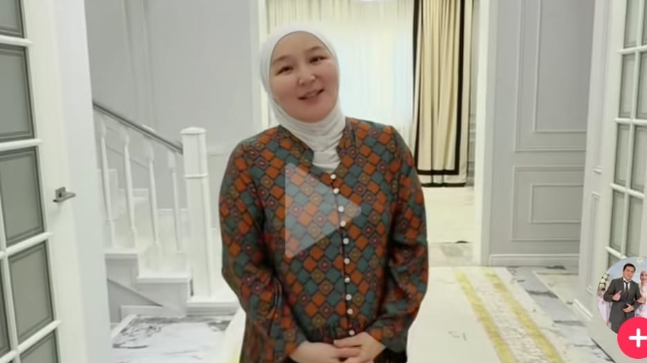 "Нәскиі жоқ": Абай Бегейдің жалаң аяқ әйелі жұрттан сөз естіді