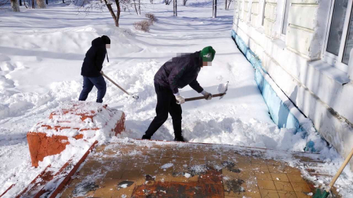 Директор мұғалімдерді демалыста қар тазалауға шақырған