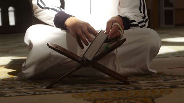 Молда әйелдің интимді жерлерін ұстап, емдік сеансын жүргізген