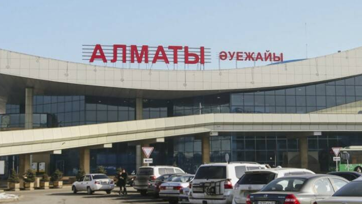 Микрофон қосылып қалған: Әуежайдағы ыңырсыған дыбыс жұртты шошытты