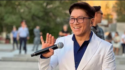 "Шежіреңе нүкте қояды": Әнші Сәкен жұма намазға баратын жастардың көбін айтып мақтанды