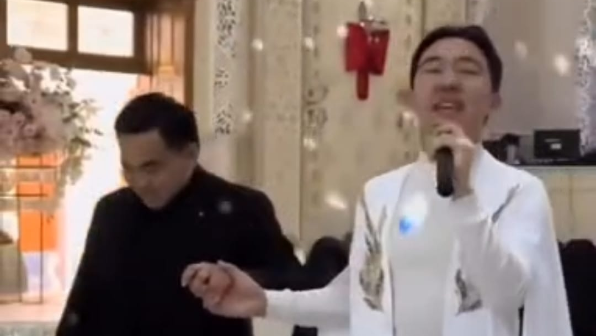 "Күшік күйеу": Желіде "ұзатылған жігіттің" видеосы тарады