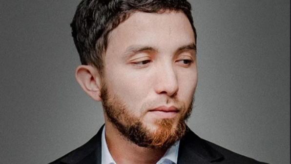 Әнші Qanay-дың отбасы қара жамылды