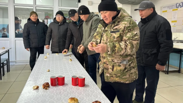 Әкім мектептің сапасыз тамағын шенеуніктерге жегізді