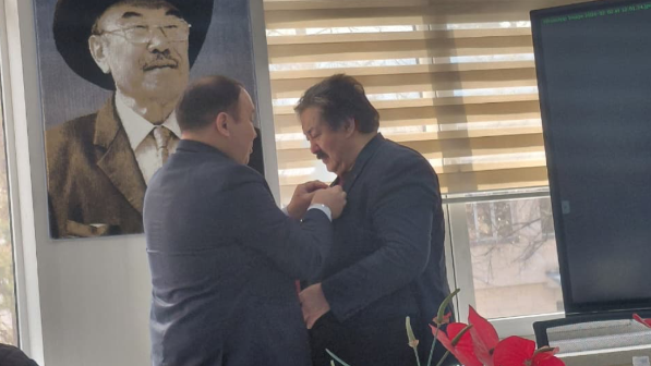 Қазақ журналистикасының ардагері Әмірхан Меңдеке құрметті марапатқа ие болды