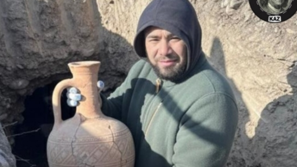 Қабір қазып жатқанда бағалы заттарға толы құмыра табылды