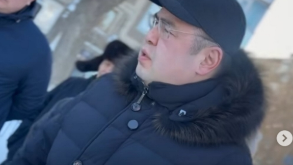 Павлодар әкімінің "ерекше күртешесі мен баскиімі" қызу талқыға түсті