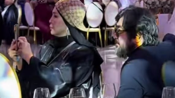 Жас қызға телмірген: Бекболат Тілеуханның әрекетін жұрт сынап тастады 