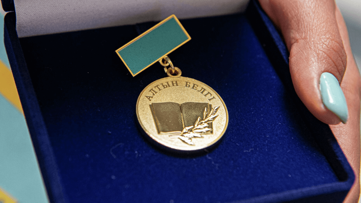 Мектеп түлектері алтын белгісін сот арқылы "ақтап алды"