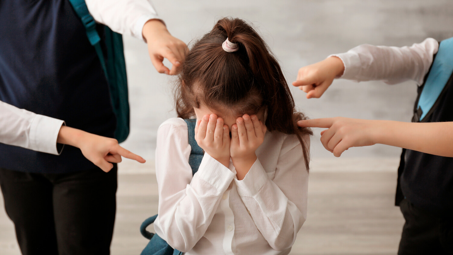 "Мектепте баласы бұзықтық жасаса, ата-анасын жұмыстан шығару керек" дейді белсенді ұстаз