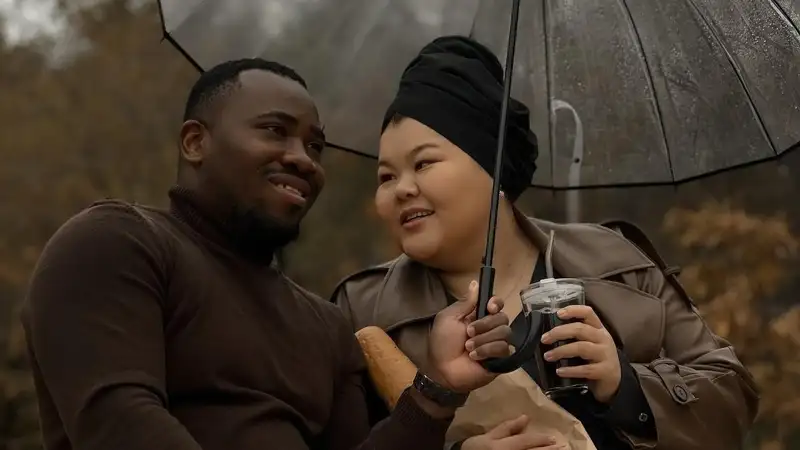 Африканға тұрмысқа шыққан атыраулық блогер айыппұл арқалады