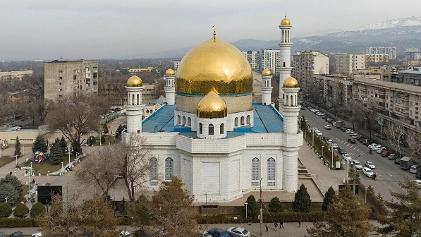 Қасиетті айда жалғызбасты әйелді мешіттің маңынан қуып жіберген