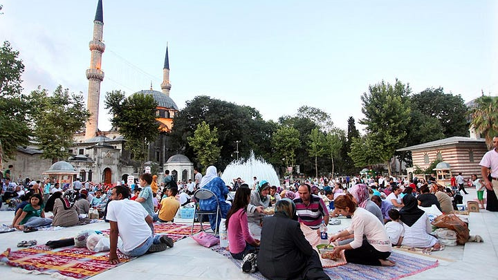 Бір кісінің ауызашары үшін 25-35 мың теңге: Түркиялық мұсылмандар қасиетті айда билікке реніш білдіруде