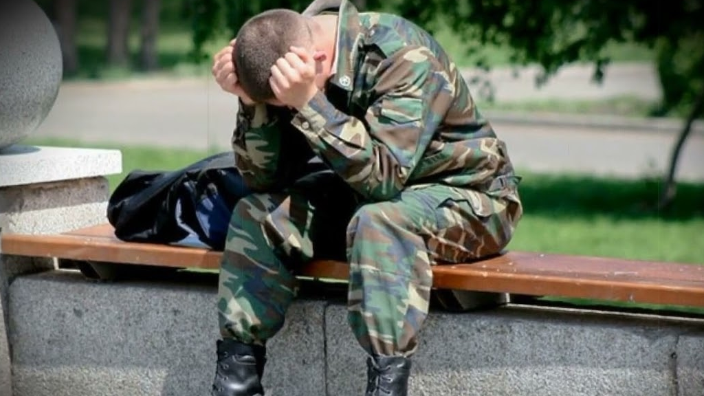 "Командир дамбалын шешіп, бұйырды" деген жігіт әскердегі масқара жағдайды айтты