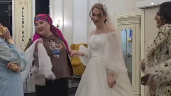 Трансгендер Амилай ақ көйлек киіп, тұрмысқа шықты?