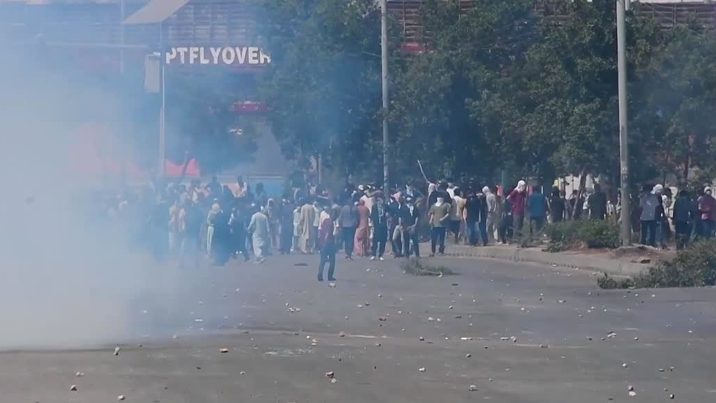 "АҚШ-қа өлім!" Дескен карачиліктер елшілік алдында наразылық жасады