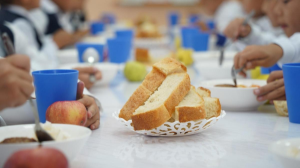 Мектеп асханасындағы масқара: Бұлай берген тегін тамағы бар болсын дейді жұрт