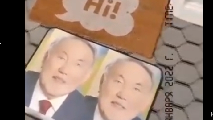 "Назарбаевқа аяғын сүртті": Желідегі бір видео қызу талқыға түсті