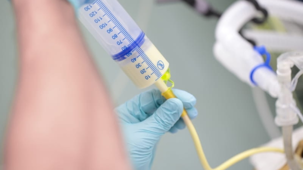 "Түтікшемен тамақтануда": Сыныптастары соққыға жыққан қыздың анасы бар шындықты айтты