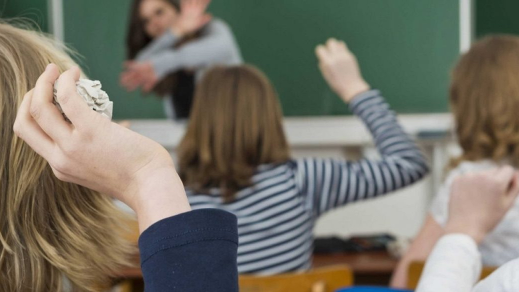 Мұғалімді сыйламайтын пәлеқор ата-аналар айыппұл арқалайды