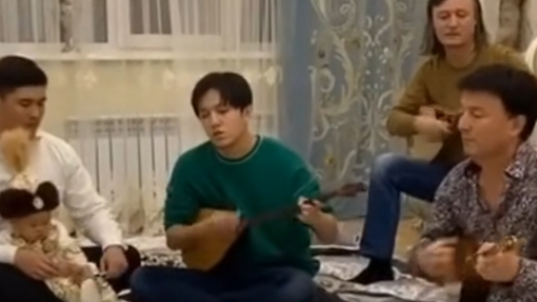 "Екі түрлі шұлық": Димаштың бір видеосы үшін жұрт "шайқасып жатыр"