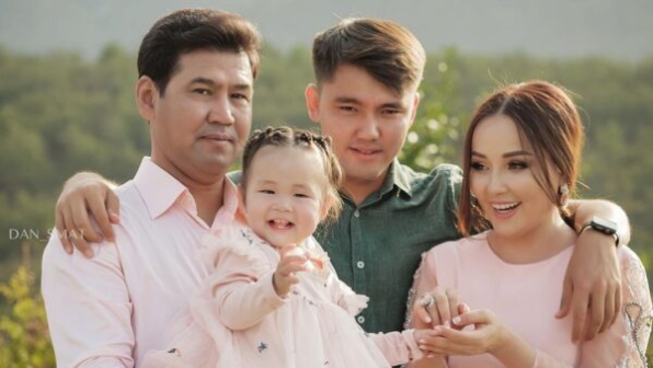 "Түк көрмеген": Жанболат пен Жазираның ұлы қайынжұртта аяқкиімінен айырылды