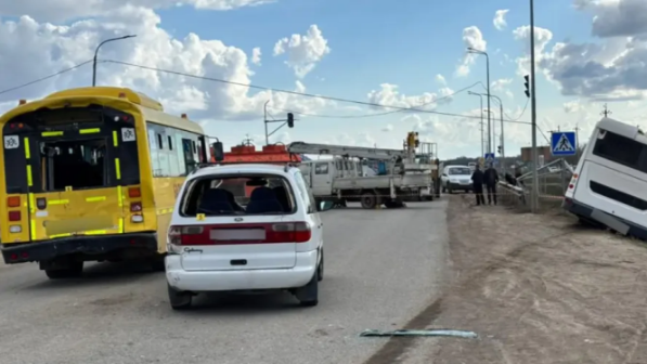 БҚО-да оқушылары бар автобус апатқа түсті