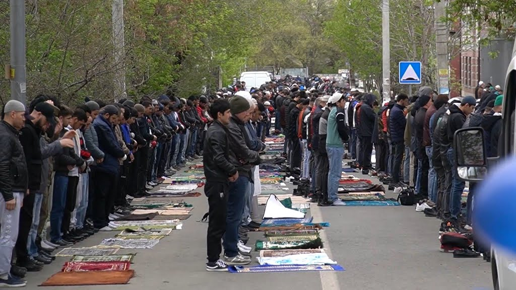 Жол үстінде намаз оқуға тыйым салынады