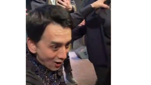 "Жігіттер" тобының әншісін әйелдер таптап кете жаздады (ВИДЕО)