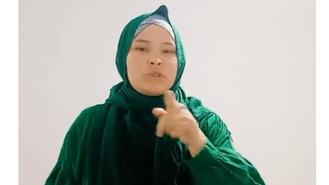 "Еден жуып, айлық алғанша, бала туып, жәрдемақыға өмір сүргенім артық" дейді хиджабтағы әйел