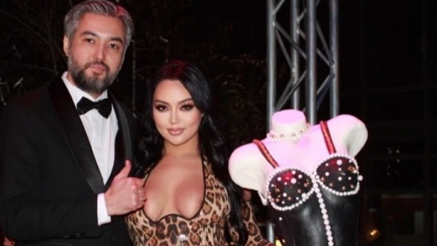 Тәнін жалаңаштап масқара болған блогер ағынан жарылып, шынын айтты